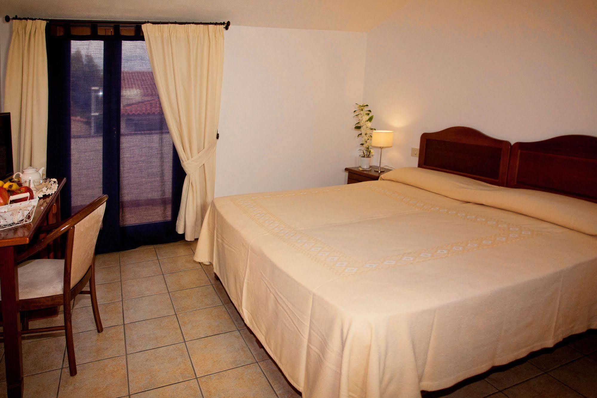 Hotel Moderno Olbia Exterior foto